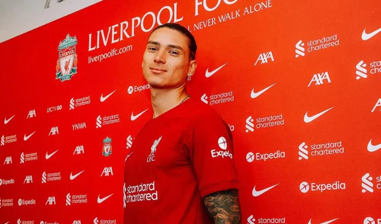 Tin đồn chuyển nhượng hàng ngày: Liverpool mua và bán, Barcelona khóa chặt tài năng Thụy Điển