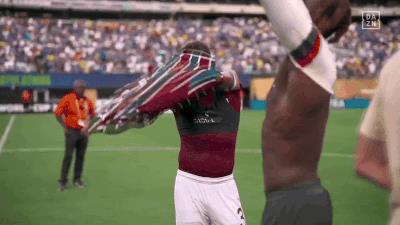 Các cầu thủ Chelsea tri ân Thiago Silva sau trận đấu, Chalobah trao đổi áo đấu với thần tượng của mình