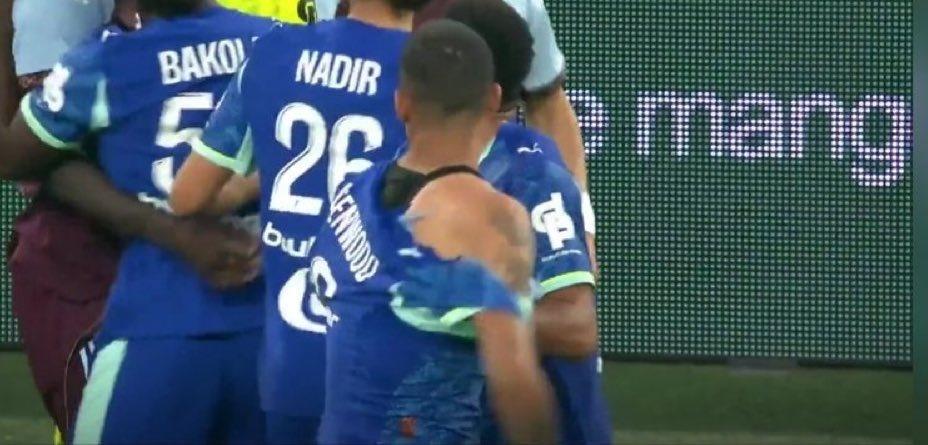Trận giao hữu hóa ra là giao hữu! Greenwood và Mings đánh nhau, áo đấu bị rách
