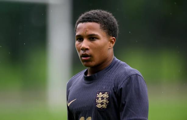 Barca quan tam Ajay Tavares cua Norwich.